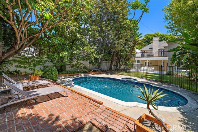 609 N Oakhurst Drive, Beverly Hills CA: https://media.crmls.org/medias/da005a0d-59b3-4674-8f44-453e395207f7.jpg