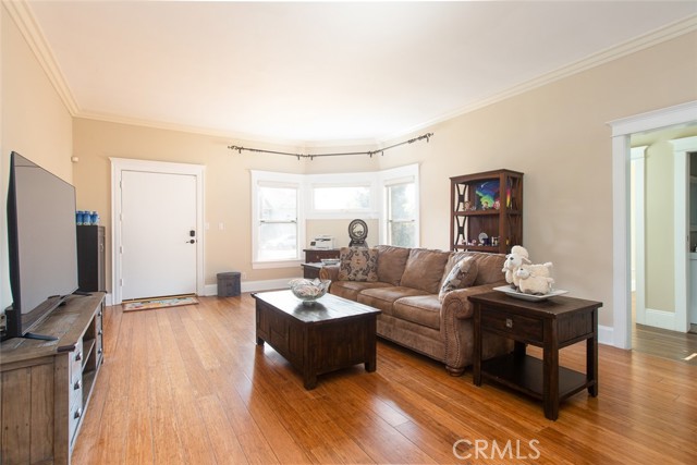 1417 Monterey Avenue, Monrovia CA: https://media.crmls.org/medias/da03cbd7-18ec-451b-9d55-43290bc2cc38.jpg