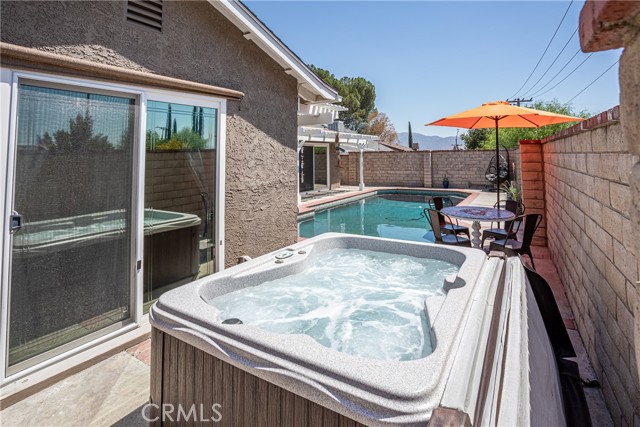 Hot tub tucked away behind the back bedroom!!!