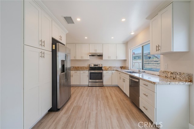 Detail Gallery Image 17 of 42 For 17482 Bellport Cir, Huntington Beach,  CA 92649 - 4 Beds | 2 Baths