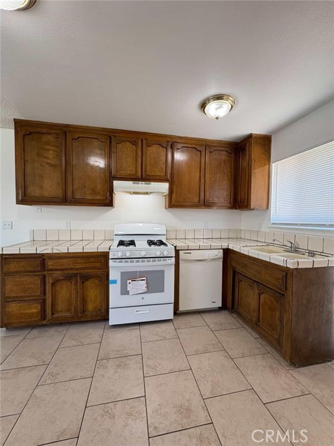 Detail Gallery Image 4 of 12 For 16140 Tawney Ridge Ln #C,  Victorville,  CA 92394 - 2 Beds | 2 Baths