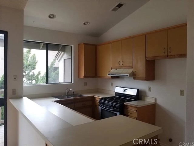 10601 Lakeside Dr S, Garden Grove CA: https://media.crmls.org/medias/da0a02a1-0f94-4373-87c2-4cc845fd7c36.jpg