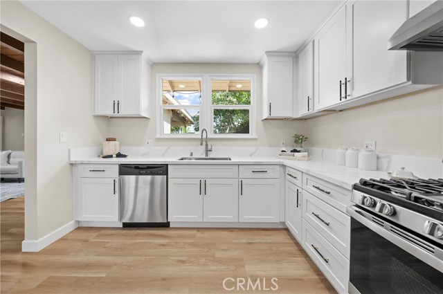 552 E Mountain View Avenue, Glendora CA: https://media.crmls.org/medias/da0b6951-14ec-4b95-9238-ec5b82b4c2e5.jpg