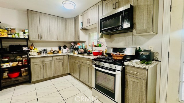 Detail Gallery Image 11 of 20 For 5833 Leo, Bakersfield,  CA 93307 - 2 Beds | 1 Baths