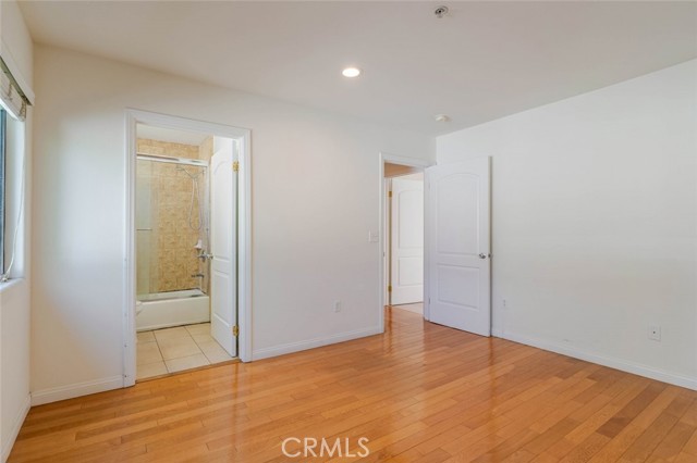 Detail Gallery Image 16 of 26 For 15053 Victory Bld #5,  Van Nuys,  CA 91411 - 2 Beds | 3 Baths