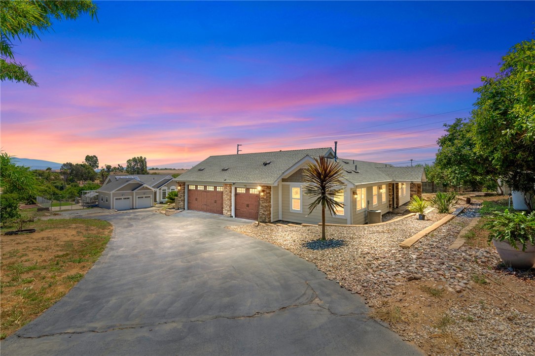 Detail Gallery Image 1 of 1 For 394 Hill Ct, Fallbrook,  CA 92028 - 5 Beds | 4 Baths