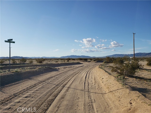 4461 Meriwether Road, 29 Palms CA: https://media.crmls.org/medias/da140427-b953-4d3f-b920-e4a52496a75d.jpg