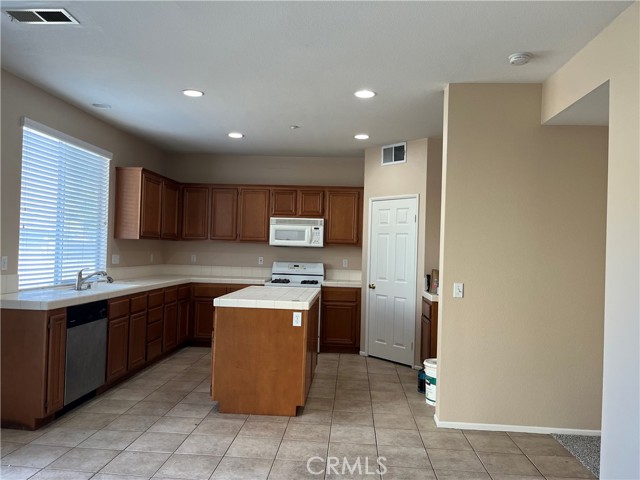 Detail Gallery Image 6 of 26 For 1498 Haddington Dr, Riverside,  CA 92507 - 4 Beds | 2/1 Baths