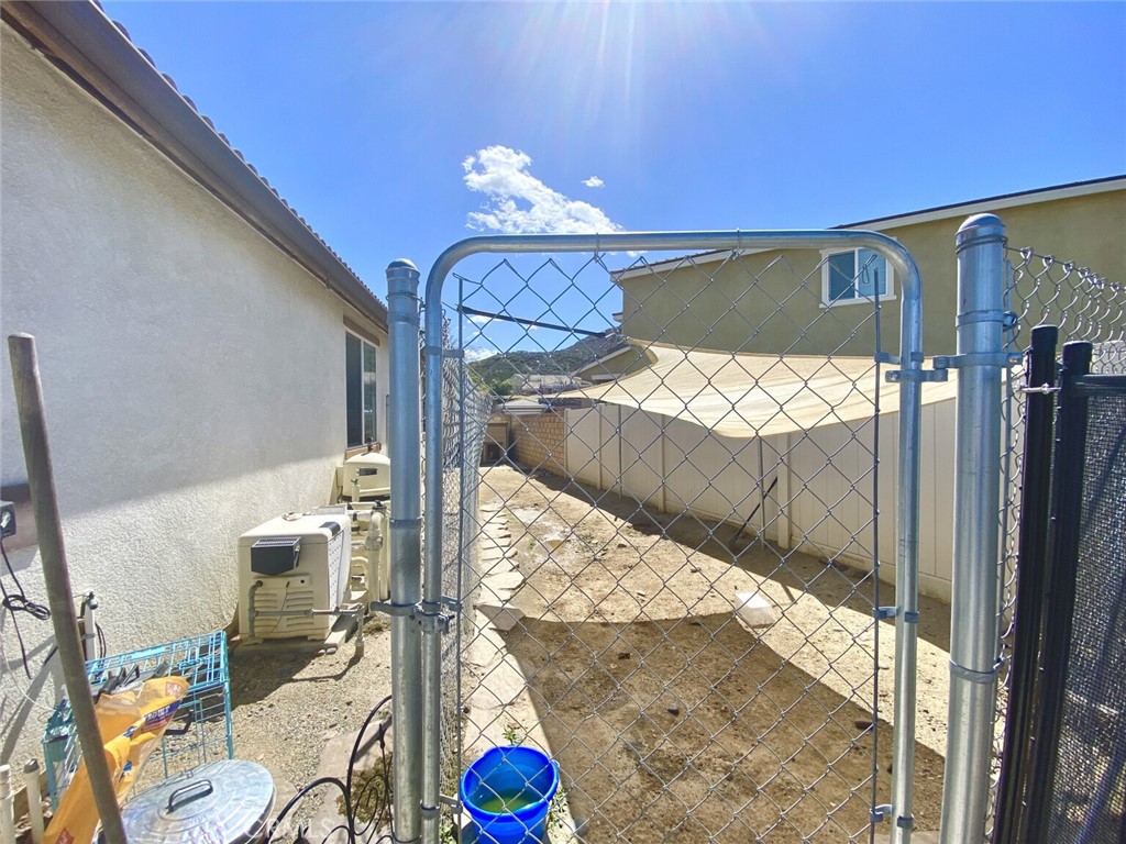 https://media.crmls.org/medias/da14e448-632a-4734-969d-ad2fe96b4754.jpg?preset=X-Large