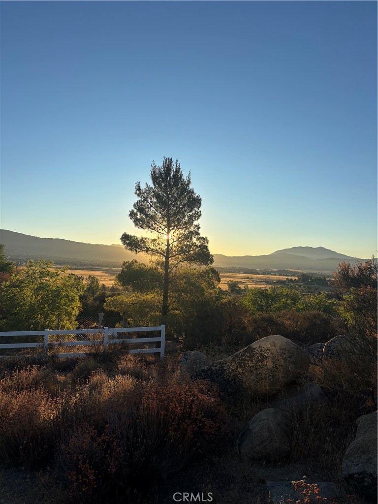 https://media.crmls.org/medias/da156581-a43a-4781-9c53-f3420d8c727f.jpg?preset=X-Large
