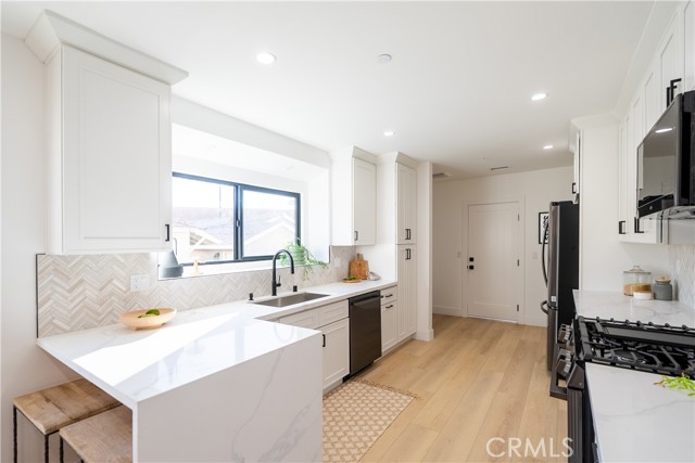 Detail Gallery Image 9 of 35 For 1719 Landis, Burbank,  CA 91504 - 6 Beds | 4 Baths