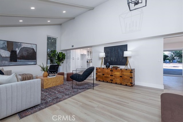 Detail Gallery Image 8 of 49 For 10900 Remmet Ave, Chatsworth,  CA 91311 - 5 Beds | 3 Baths