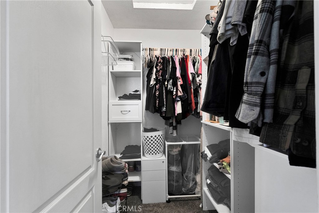 https://media.crmls.org/medias/da1d8cdc-8991-4551-b6df-c72e296d888d.jpg?preset=X-Large