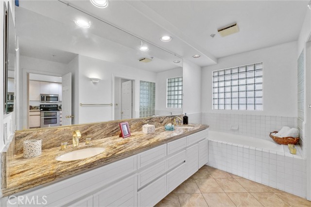 Image 20 of 40 For 2233 Martin  302