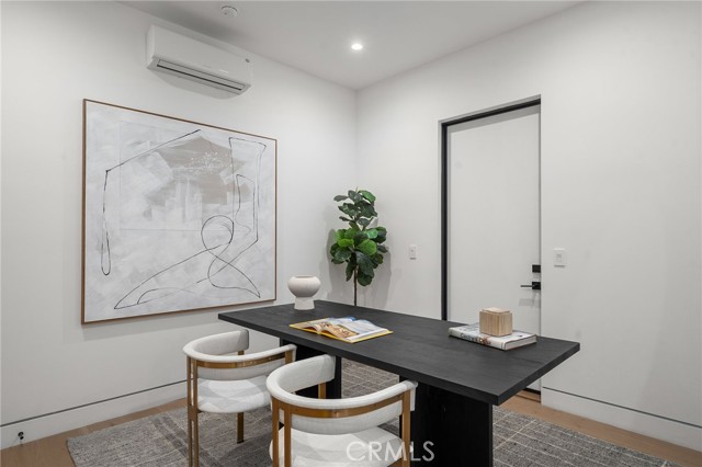 4453 Gentry Avenue, Studio City CA: https://media.crmls.org/medias/da1dffd5-9527-4d24-8695-677356a7f8e4.jpg