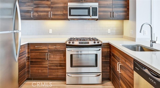 100 Van Ness Avenue, San Francisco CA: https://media.crmls.org/medias/da1e0504-98e5-4e96-a2a8-e813dc3566a7.jpg