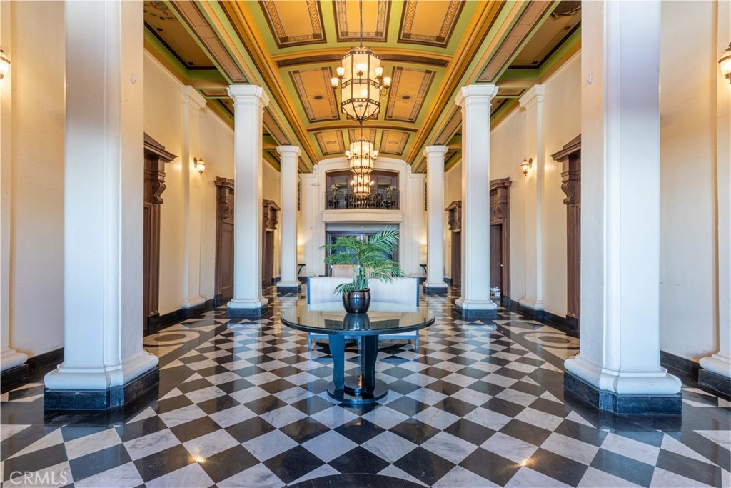 https://media.crmls.org/medias/da1ef43b-d39d-4473-b1f8-351a1b4d9558.jpg?preset=X-Large