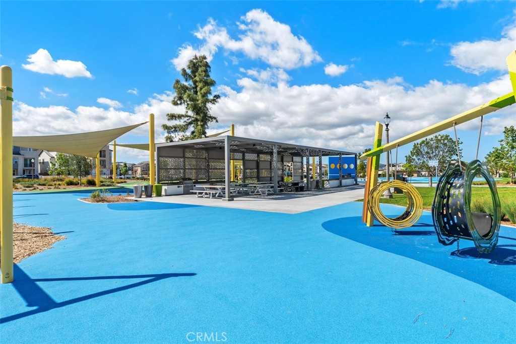 https://media.crmls.org/medias/da1f83f4-d76e-48f4-8ede-fff03ee79451.jpg?preset=X-Large