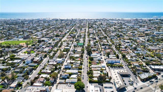 828 Indiana Avenue, Venice CA: https://media.crmls.org/medias/da21ba0b-783f-4e52-a7e3-7509975e0736.jpg