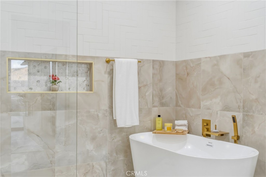 https://media.crmls.org/medias/da226474-f9f8-4f9a-9a96-257102ff213d.jpg?preset=X-Large
