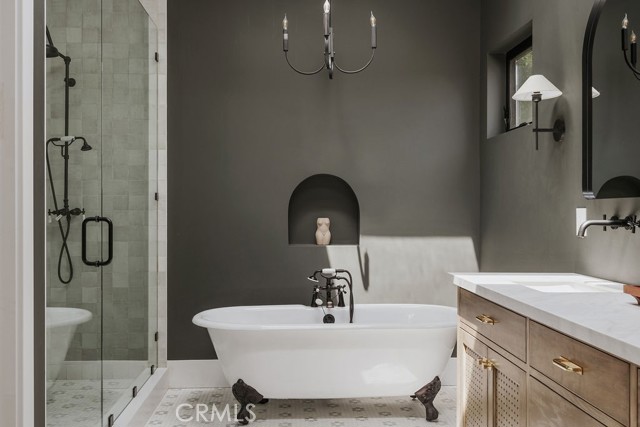 5142 Brynhurst Avenue, Los Angeles CA: https://media.crmls.org/medias/da24c5b0-52b0-4f3d-ba8b-04a5a677c657.jpg