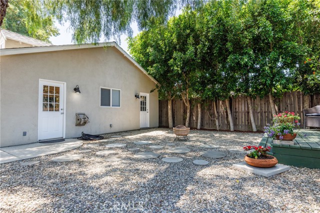 7441 Sylvia Avenue, Reseda CA: https://media.crmls.org/medias/da2552ac-4122-4e8d-a509-0830dd0e7a20.jpg