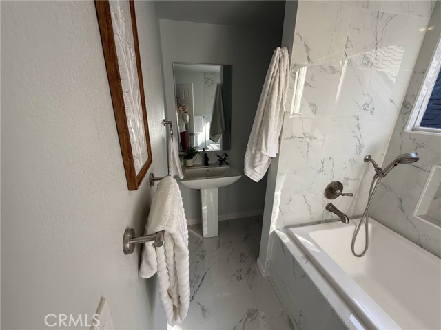 Detail Gallery Image 6 of 24 For 3520 Harrison St, Oakland,  CA 94611 - 2 Beds | 2/1 Baths