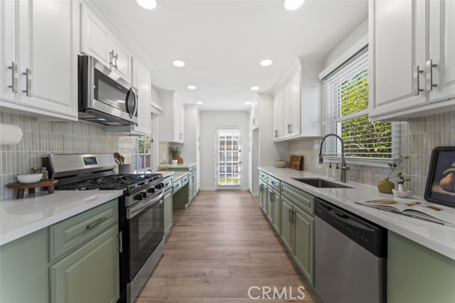 Detail Gallery Image 6 of 44 For 17008 Hartland St, Lake Balboa,  CA 91406 - 4 Beds | 2 Baths