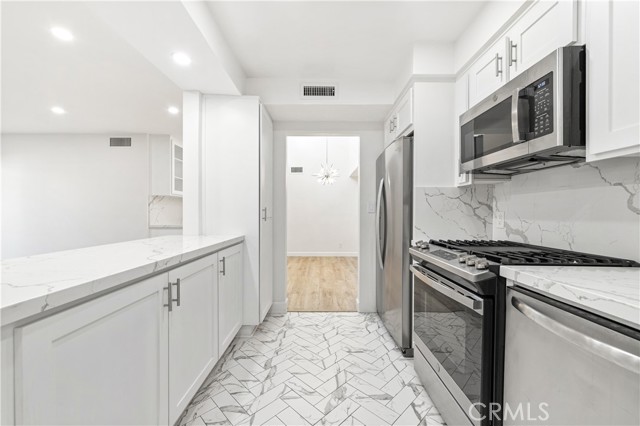 Detail Gallery Image 9 of 38 For 15215 Magnolia Bld, Sherman Oaks,  CA 91403 - 2 Beds | 2 Baths