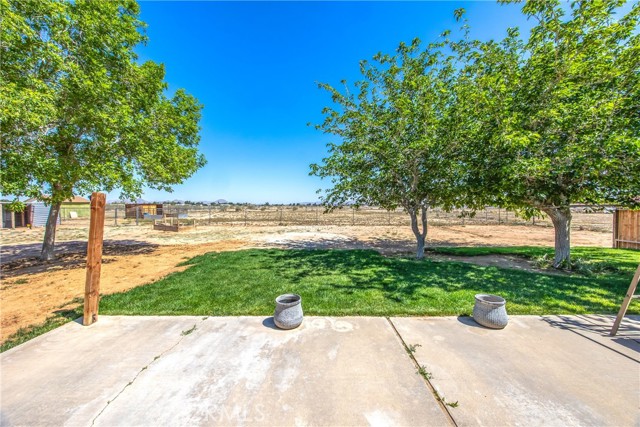 22818 Sitting Bull Road, Apple Valley CA: https://media.crmls.org/medias/da280289-b9b7-4e9e-b7bc-8500bb5ae130.jpg