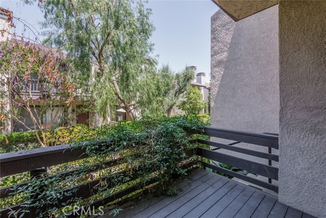 5711 Owensmouth Avenue, Woodland Hills CA: https://media.crmls.org/medias/da2918f5-c2df-4a42-a1f0-1e5e9d965325.jpg