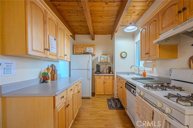 Detail Gallery Image 3 of 11 For 873 Holmes Lane, Sugarloaf,  CA 92386 - 3 Beds | 1/1 Baths