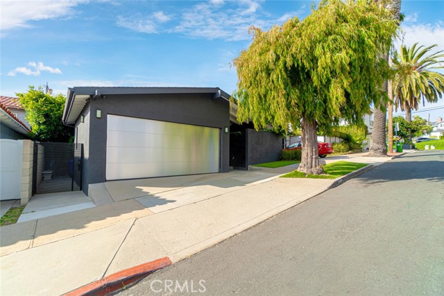 541 1st Street, Manhattan Beach, California 90266, 2 Bedrooms Bedrooms, ,2 BathroomsBathrooms,Residential,Sold,1st,SB23123581