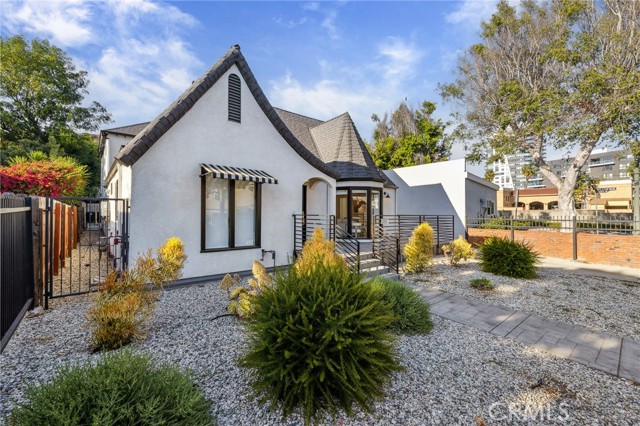 6521 Homewood Avenue, Los Angeles CA: https://media.crmls.org/medias/da2f4b1f-d12b-4dd1-82d1-905b65fcc8ab.jpg