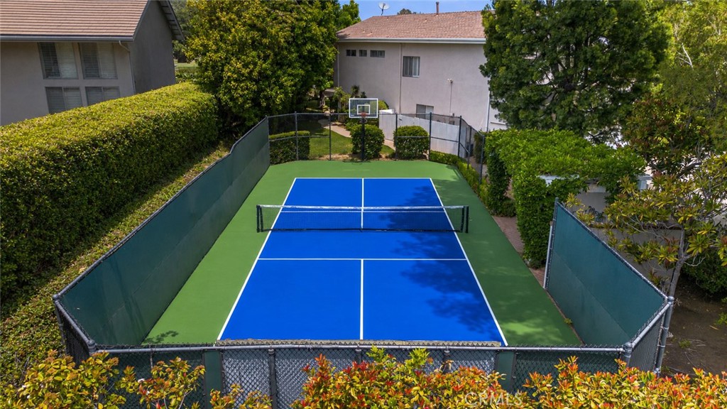 https://media.crmls.org/medias/da30992a-f87b-49d6-990f-2e38655f297e.jpg?preset=X-Large