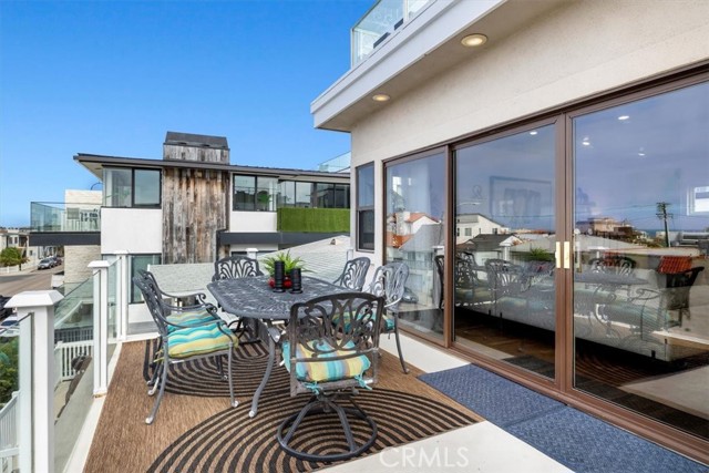 304 Manhattan Avenue, Hermosa Beach, California 90254, 2 Bedrooms Bedrooms, ,1 BathroomBathrooms,Residential,Sold,Manhattan,SB23188976