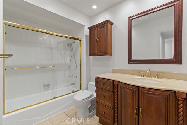Upstairs Common Bath