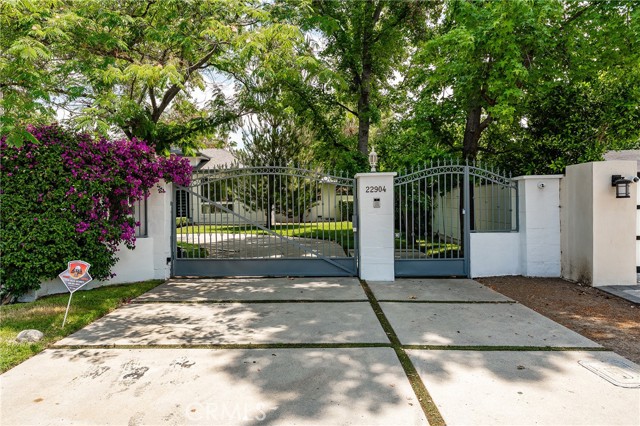 22904 Calvert Street, Woodland Hills CA: https://media.crmls.org/medias/da38e382-915b-4184-85ec-43669ff3527d.jpg