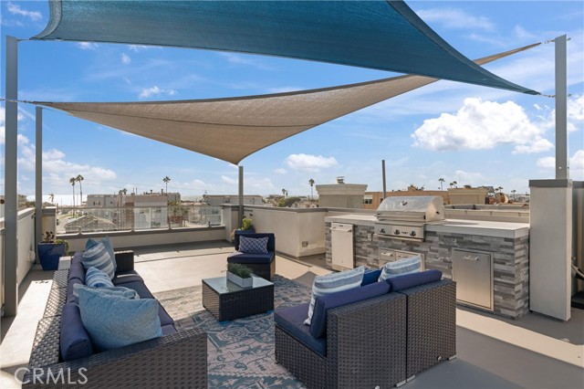 Outdoor kitchen and sail shades