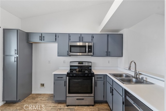 Detail Gallery Image 8 of 21 For 1049 Barrington, Rosamond,  CA 93560 - 3 Beds | 2 Baths