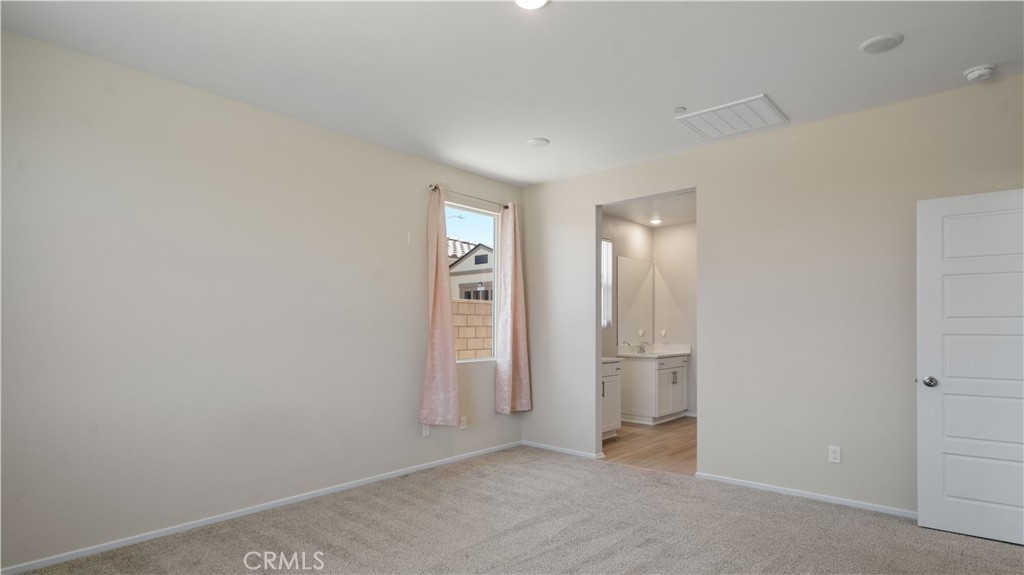 https://media.crmls.org/medias/da3bde6b-b7ff-4d05-b42d-d96853246189.jpg?preset=X-Large