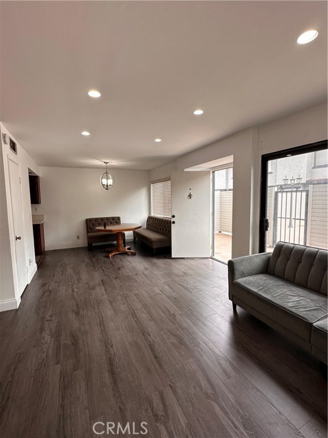 803 E Victoria Street, Carson CA: https://media.crmls.org/medias/da3d5f50-ec11-467b-aa30-8a3a5cb1cabd.jpg