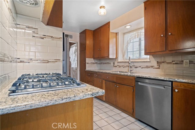 5422 Golondrina Drive, San Bernardino CA: https://media.crmls.org/medias/da3e79f2-6b0f-4cc4-aec6-46894f3a7ea7.jpg