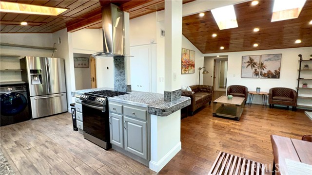 7950 Capistrano Avenue, West Hills CA: https://media.crmls.org/medias/da3f026b-36d8-4c51-a6b6-15b9782744df.jpg