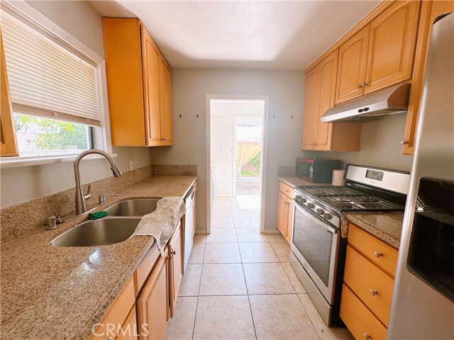 Detail Gallery Image 9 of 21 For 945 N Dickel St, Anaheim,  CA 92805 - 2 Beds | 2 Baths