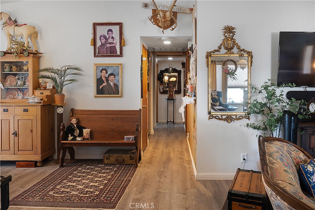 https://media.crmls.org/medias/da41697d-8ec1-42c8-ba21-5003505da443.jpg?preset=X-Large