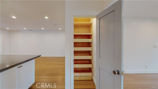 Detail Gallery Image 12 of 50 For 3119 Mesa Verde Dr, Burbank,  CA 91504 - 4 Beds | 3 Baths