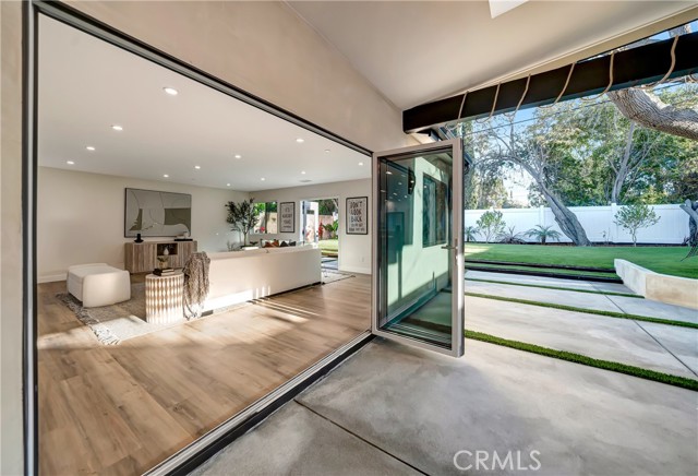 Detail Gallery Image 20 of 41 For 24250 Friar St, Woodland Hills,  CA 91367 - 4 Beds | 4 Baths