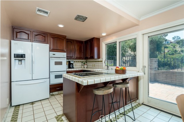 Detail Gallery Image 12 of 38 For 2251 El Arbolita Dr, Glendale,  CA 91208 - 2 Beds | 2 Baths