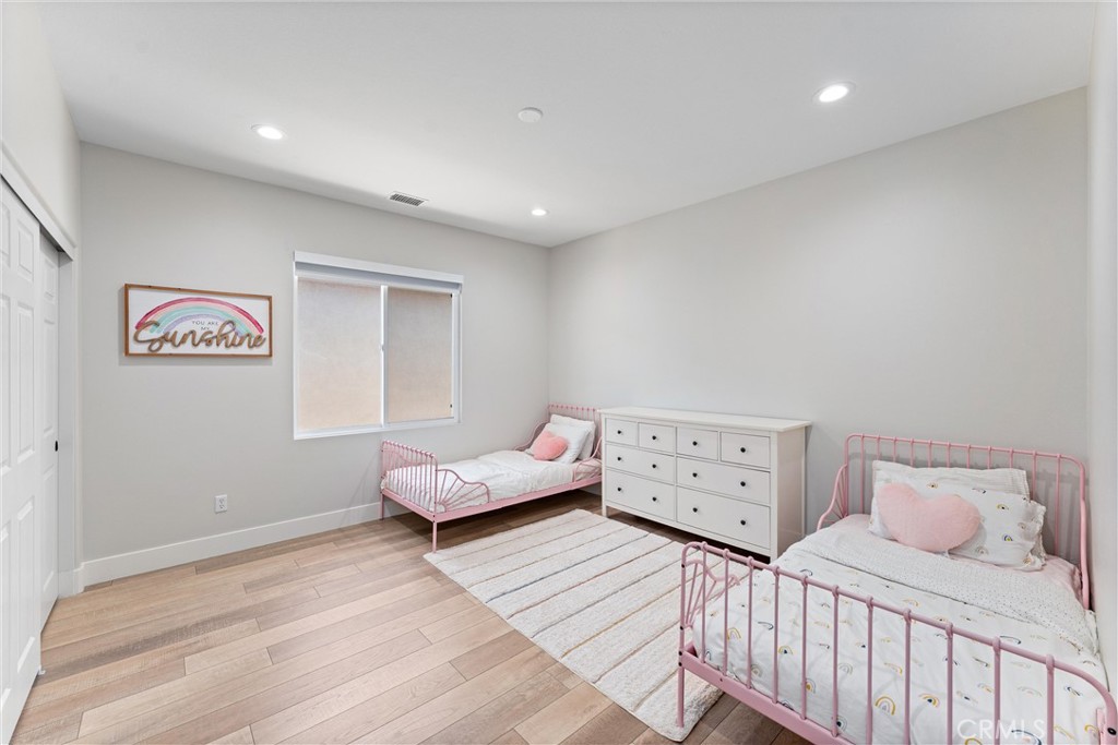 https://media.crmls.org/medias/da482902-ab3d-4183-a13f-aa8cf16ae3a6.jpg?preset=X-Large